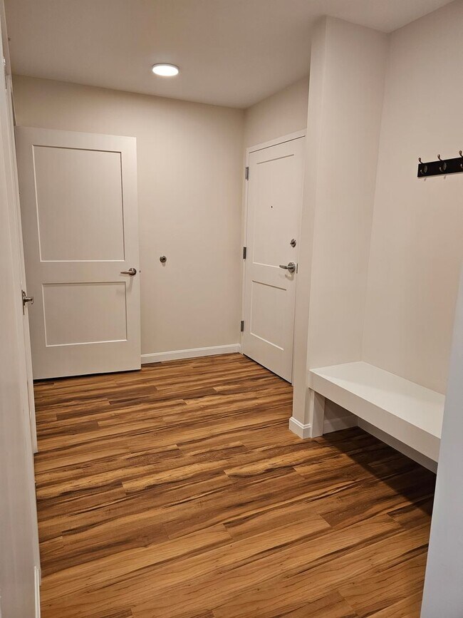 Building Photo - Village at Autumn Pond II: Corner 2 Bedroom/ 2 Bathroom Apartment with Oversized walk in closet