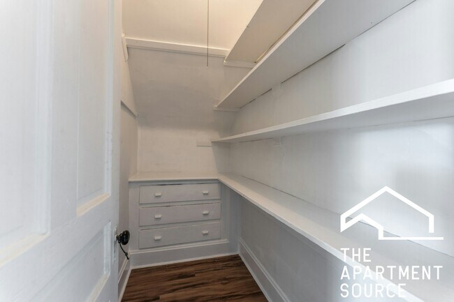 Building Photo - 2834 W Dickens Ave