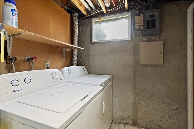 Building Photo - 804 S Montclaire Dr