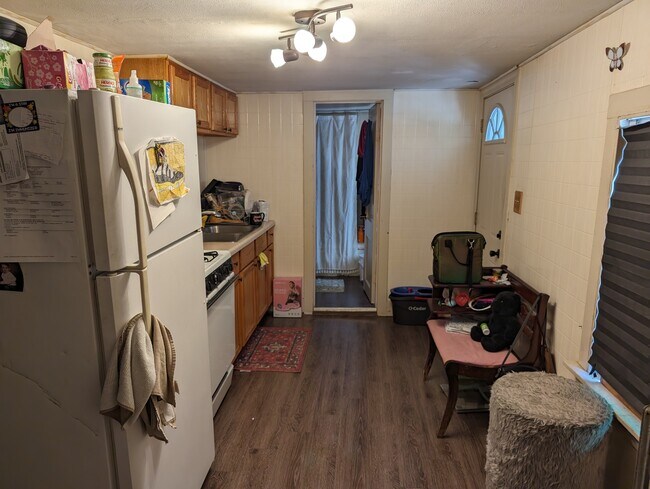 Building Photo - 301 E Eleanor St