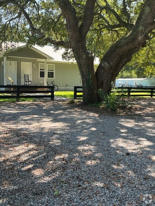 Building Photo - 2 Bedroom 2 Bath Duplex on Quiet Street in...