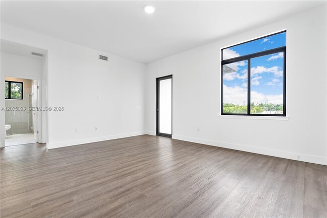 Building Photo - 440 E 16th St