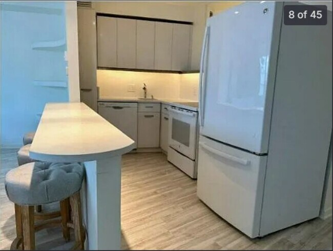 Building Photo - 300 N State St