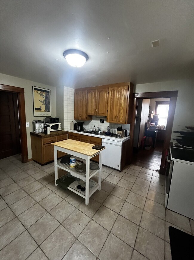Building Photo - Cozy 4 Bed 1 Bath near UWEC!