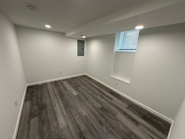 Building Photo - 113 E Lane Ave