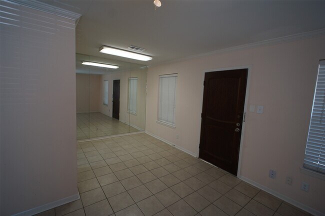 Building Photo - 6401 Skyline Dr
