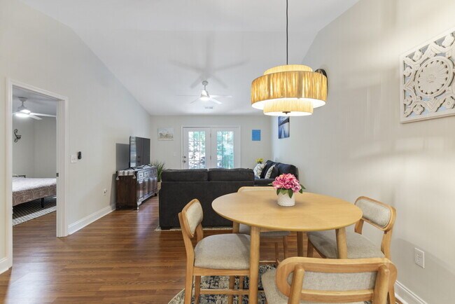 Building Photo - 2 bed, 2 bath, Furnished for Short Term Le...