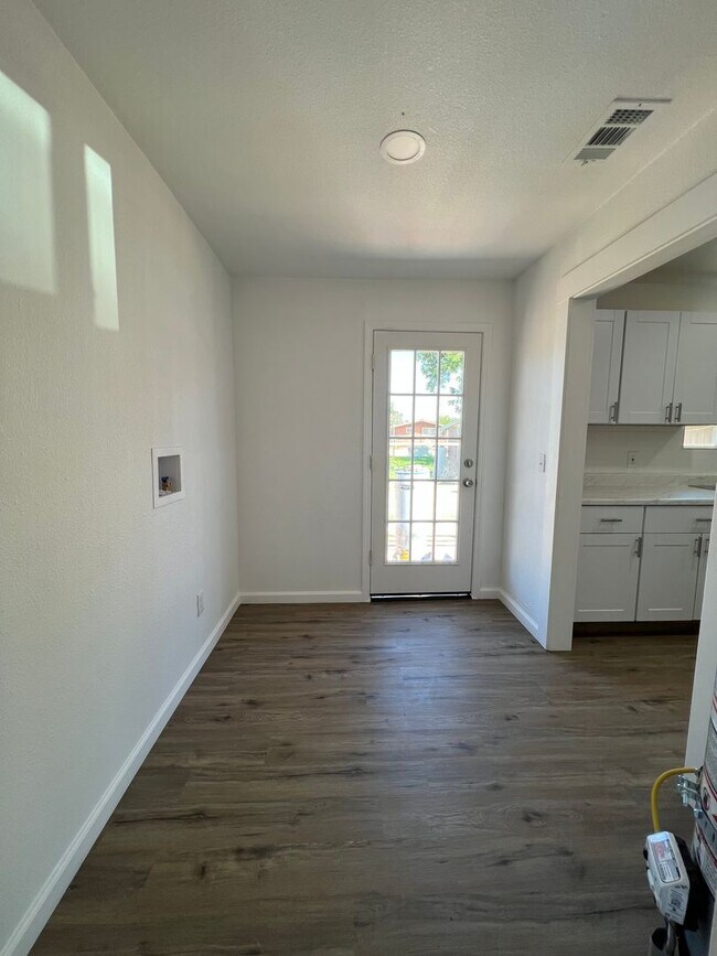 Building Photo - 3bd/1ba unit and NEWLY remodeled!!