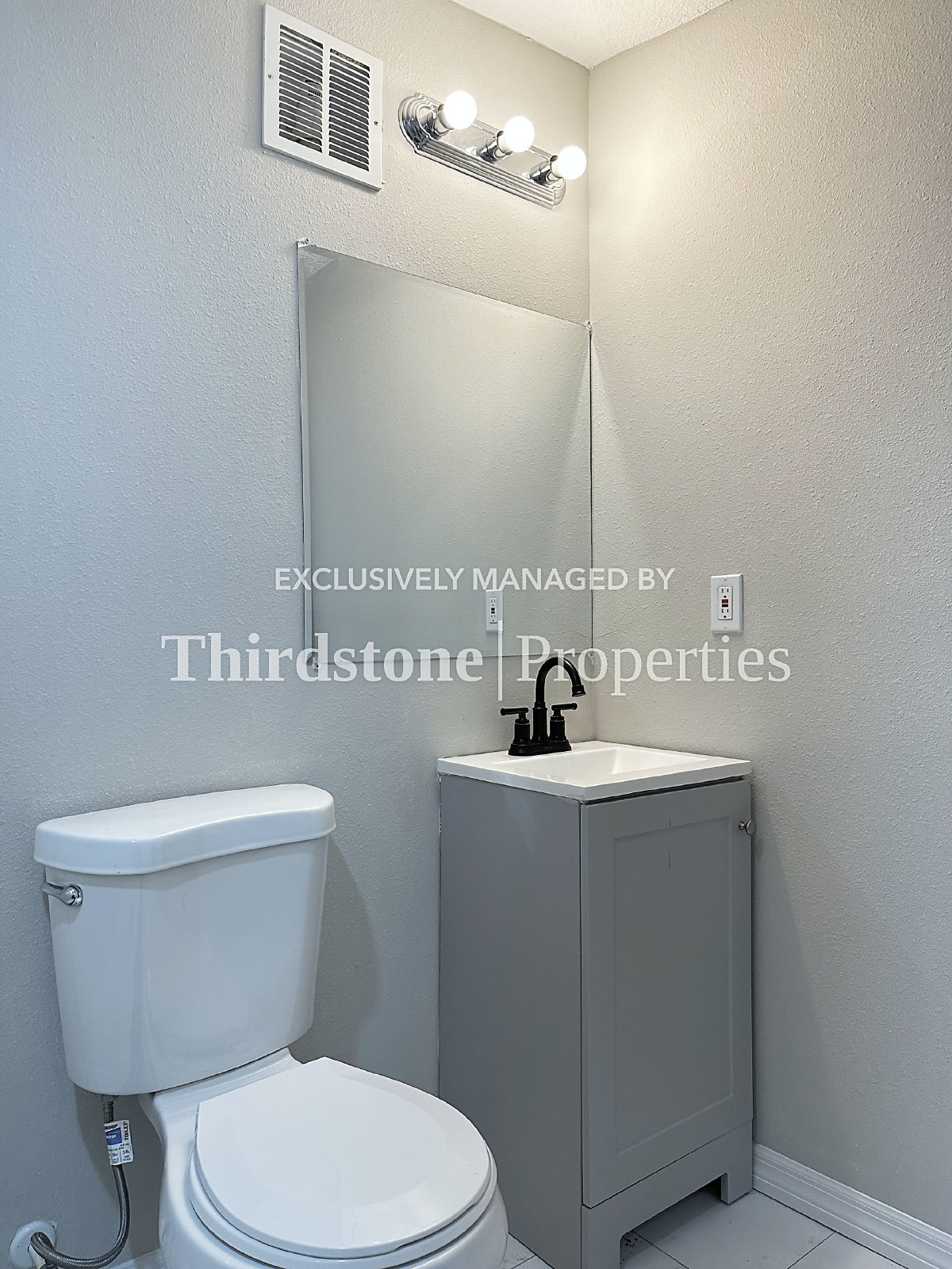 Building Photo - 3347 Phyllis St