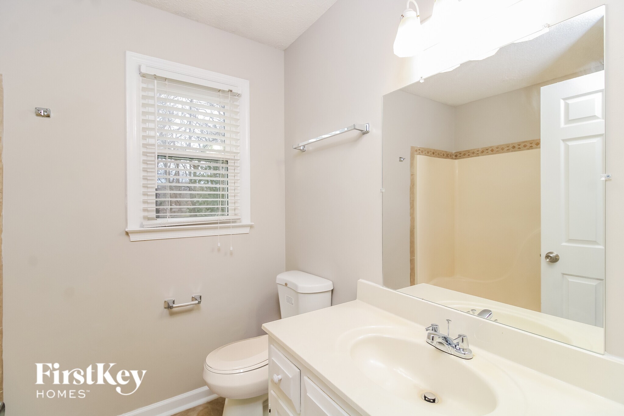 Building Photo - 3005 Manchester Dr