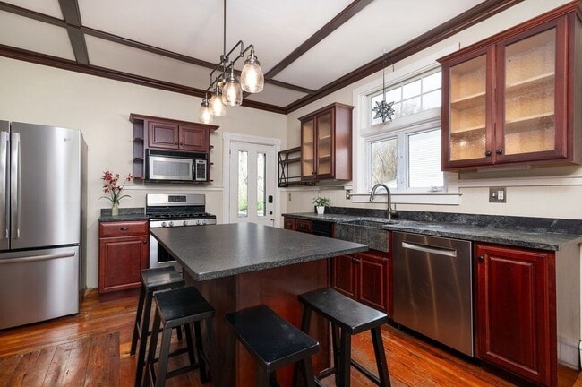 Building Photo - 44 Custer St