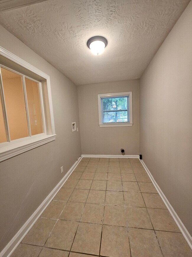 Building Photo - 3306 Tanglewood Dr