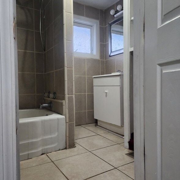 Bathroom - 396 Norton St