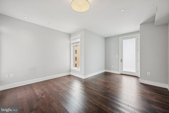 Building Photo - 915 12th St NE