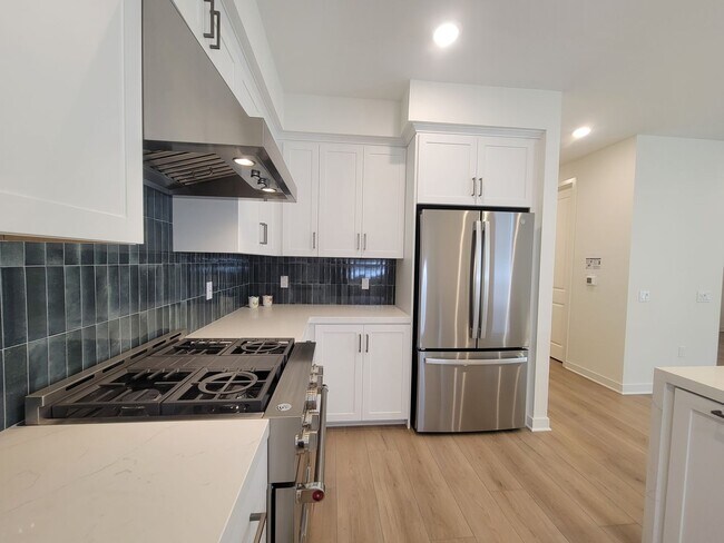 Building Photo - Two-bedroom, two-and-a-half-bath tri-level townhouse located in Arcadia, CA
