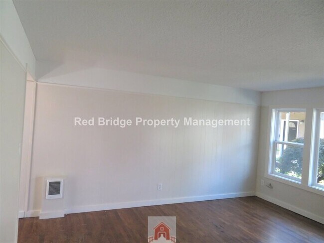 Building Photo - 131 SE 22nd Ave