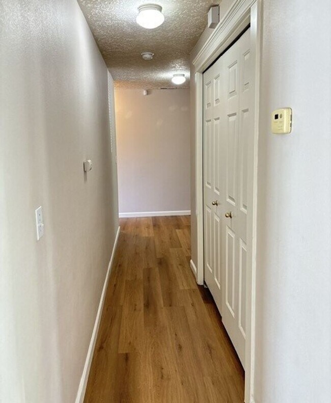 Building Photo - 3Bd/2Ba Single Story Home - Available to View!