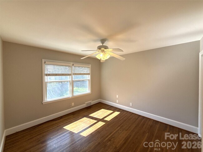 Building Photo - 2821 Sunset Dr