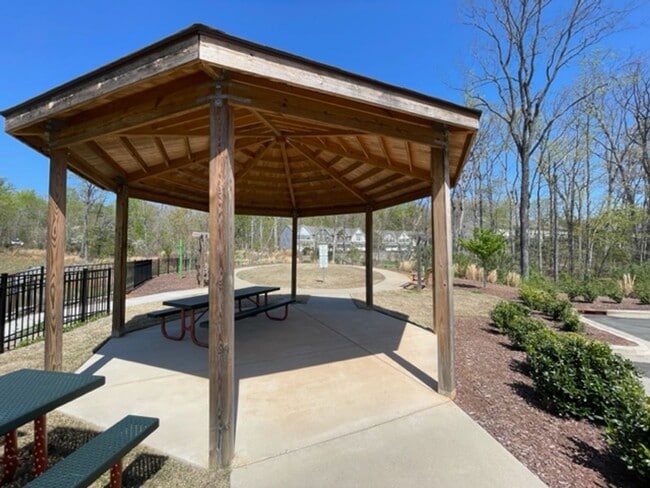 Building Photo - MOVE IN READY! Amazing end-unit townhome