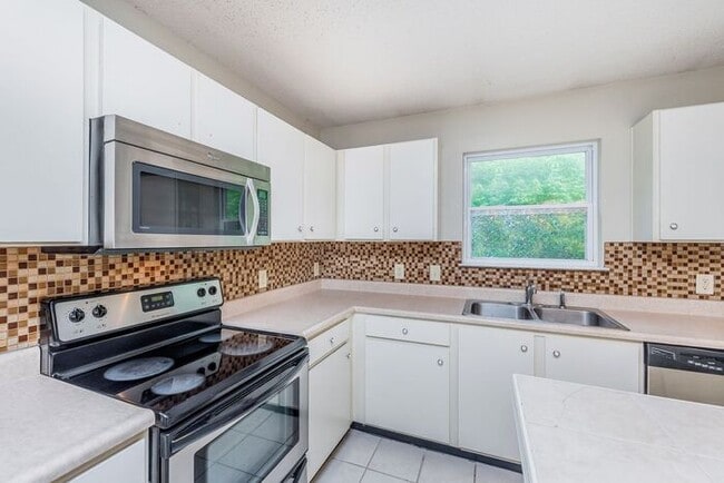 Building Photo - Sweet 3 Bedroom 2 Full Bath in Wayne Township