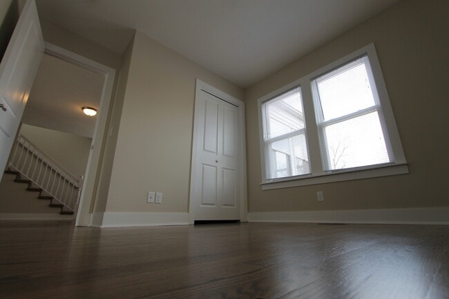 Building Photo - Large 3 bedroom with Open Floor Plan! Close to all the shopping and dining of Aksarben! Close to ...