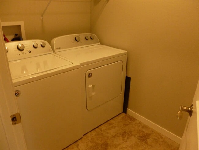 Building Photo - 1330 N Dodge St Ct