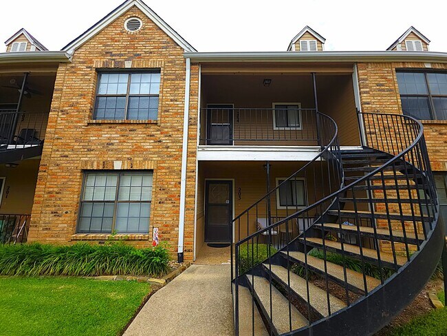Building Photo - Get ready to fall in love with comfortable, carefree living at Courtyard Condominiums in Tyler, TX!