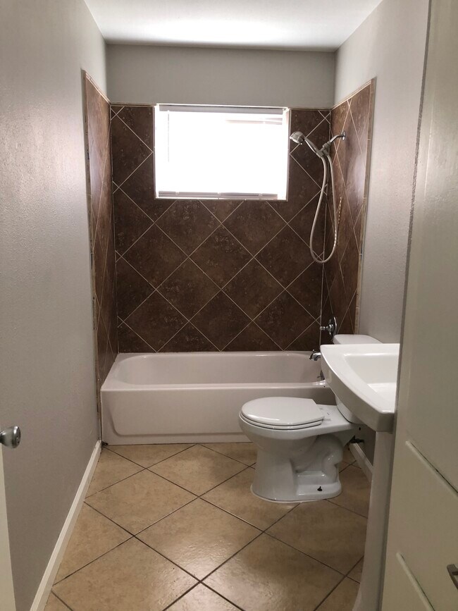 Building Photo - 911 Zion St