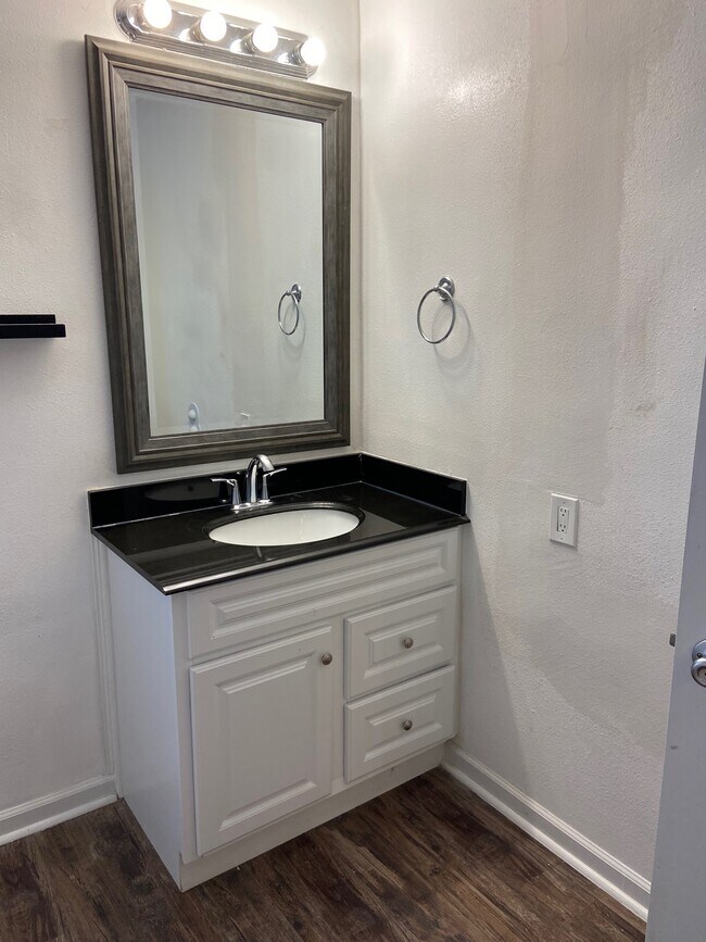 Building Photo - 73 Surrey Oak Ct