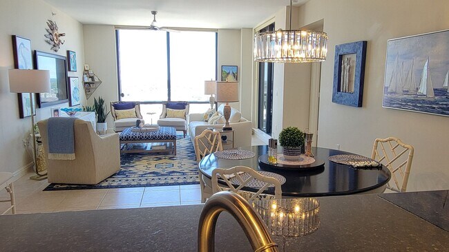 Building Photo - Short term ONLY luxury 2/2 condo in the heart of downtown Sarasota