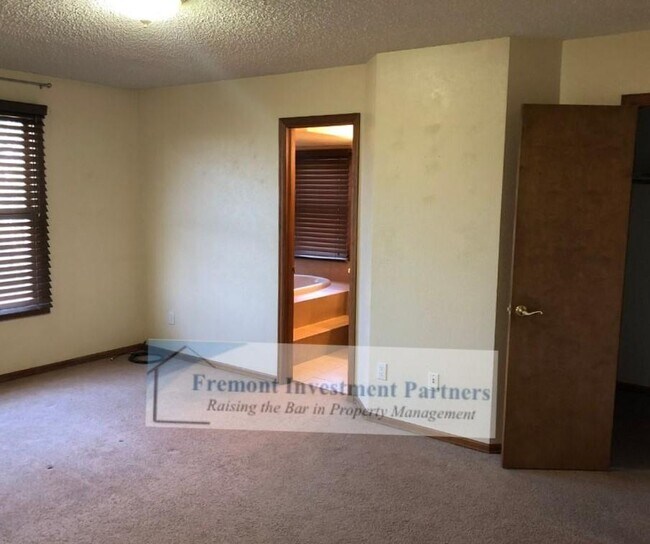 Building Photo - 985 S Monterosa Dr