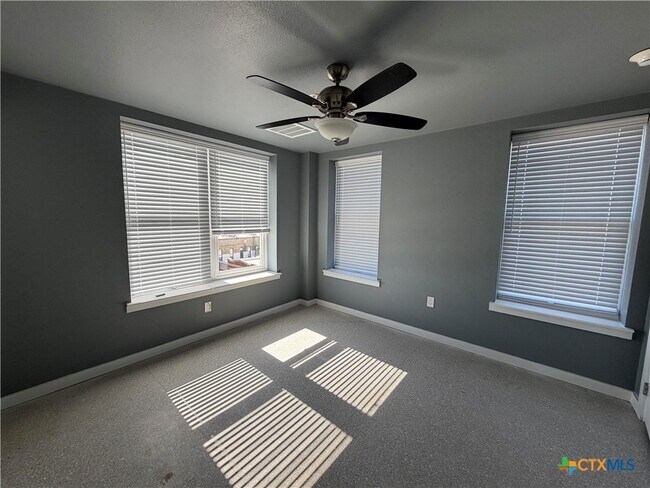 Building Photo - 103 E Central Ave