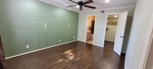 Building Photo - 9700 Leawood Blvd