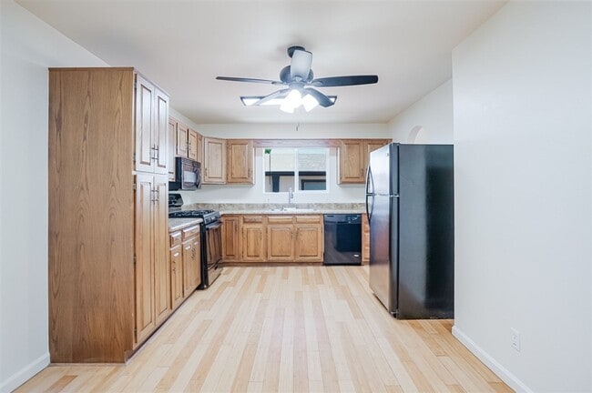 Building Photo - Huge Backyard Close to Downtown Prescott!