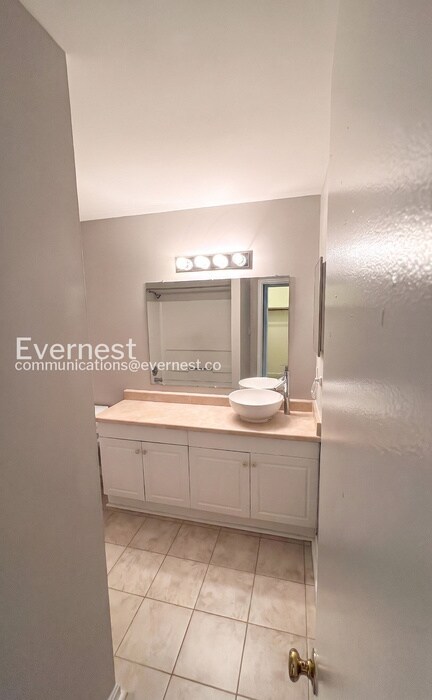 Building Photo - 3 Bed/3.5 Bath Townhome with Fenced Yard / Available Now!