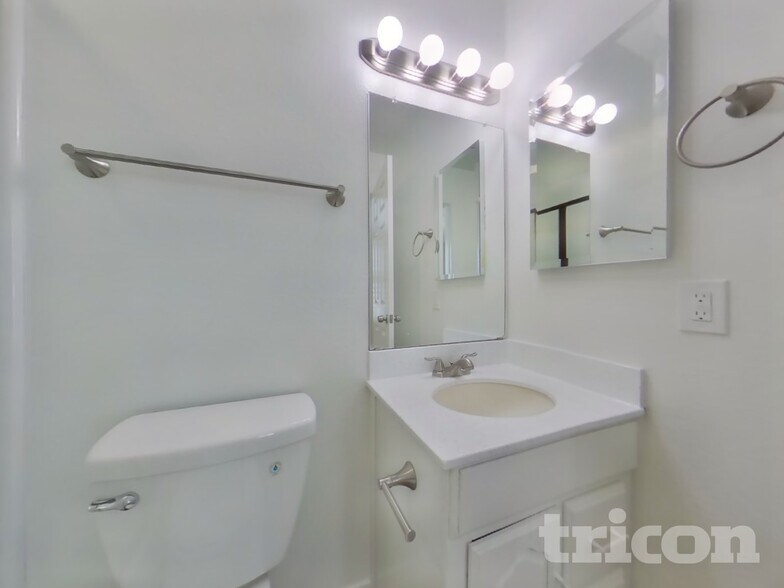 Building Photo - 2108 W Hermosa Dr