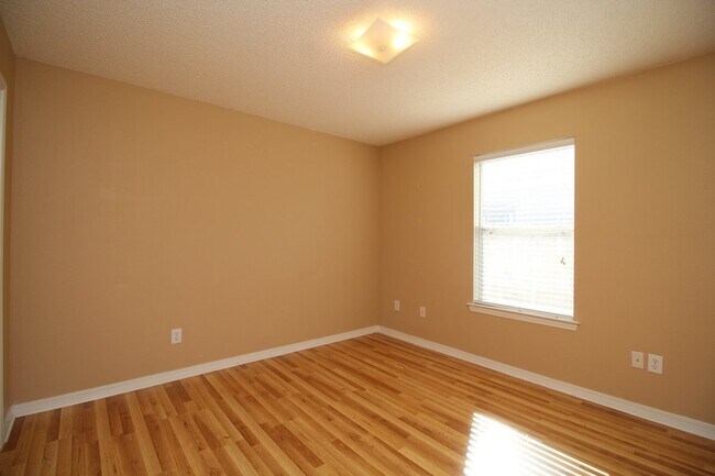 Building Photo - 2BD/2BA Patio Home Near NAS with Fenced Ya...