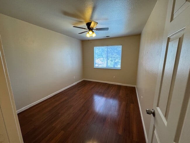 Building Photo - 3 Bedroom Townhouse Available Soon!