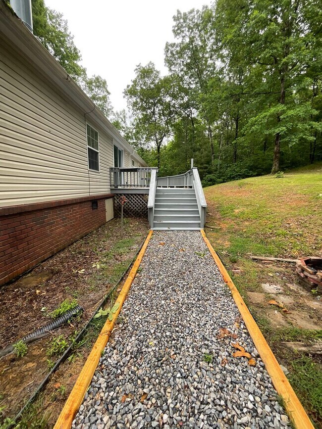 Building Photo - Large Home in the Country