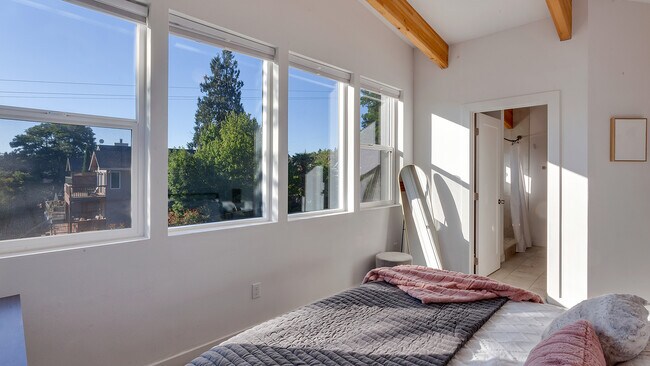 Building Photo - 6824 N Catlin Ave