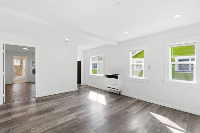 Building Photo - 350 E 60th St