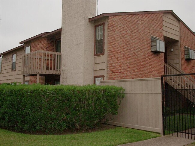 Building Photo - 9101 Country Creek St