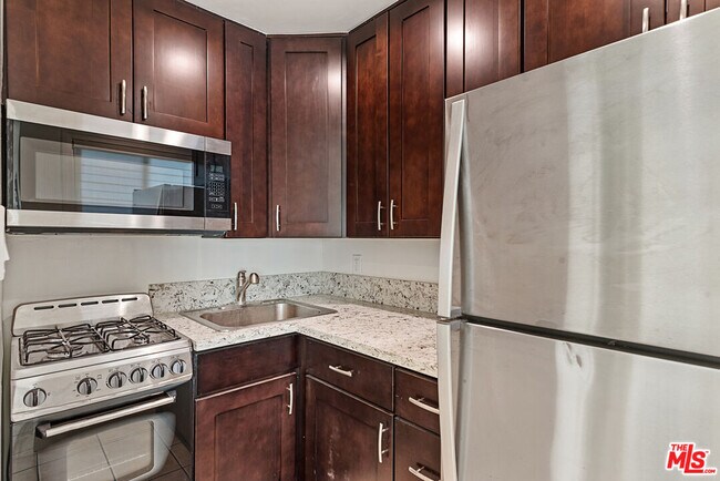 Building Photo - 2400 Vanderbilt Ln