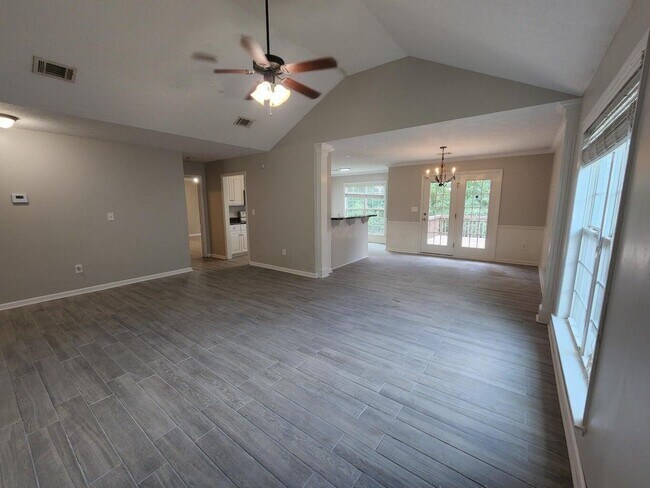 Building Photo - 572 Lory Ln