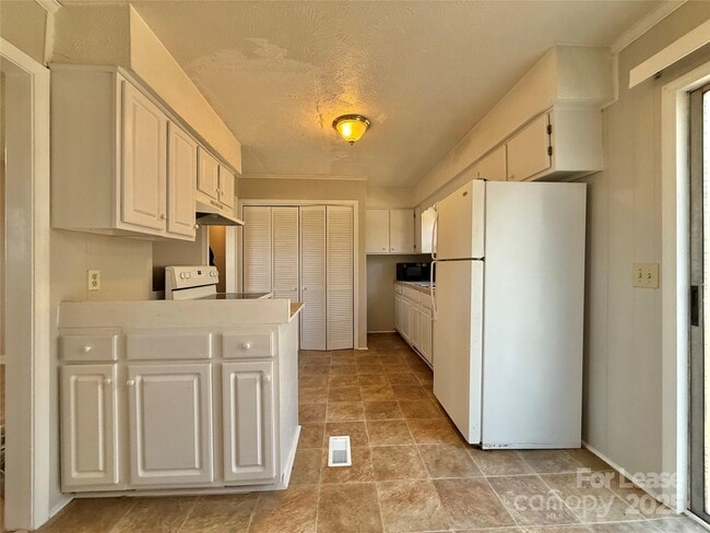 Building Photo - 1552 Airport Rd