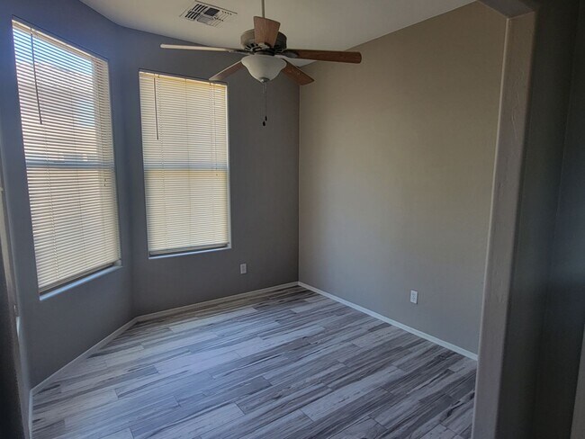 Building Photo - beautiful home 3b 2 bath home with den