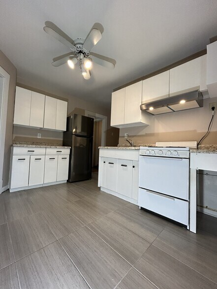 Gas stove and ventilation hood. Ceiling fan. - 1231 Raymond Ave