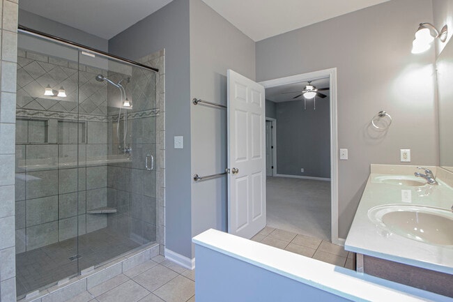 Building Photo - 702 Mt Vernon Dr