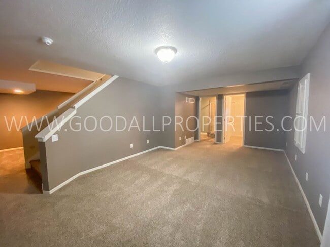 Building Photo - Executive Home - 4 Bedroom, 3.5 Bathroom in Country Club Neighborhood with Finished Basement