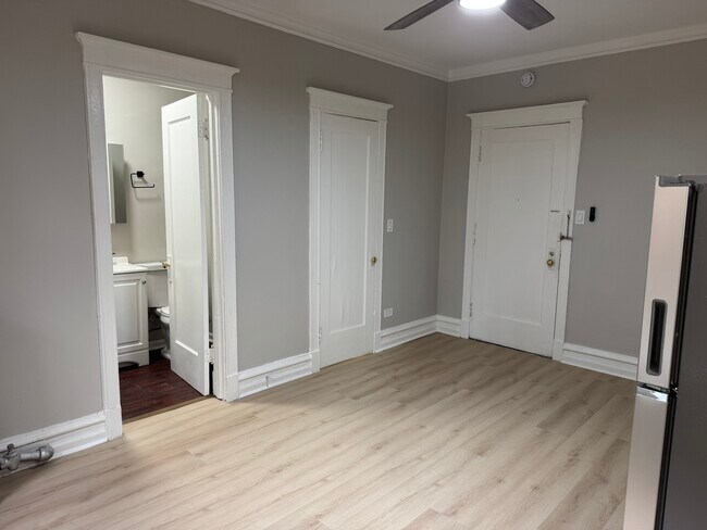 Building Photo - 4363 N Kenmore Ave